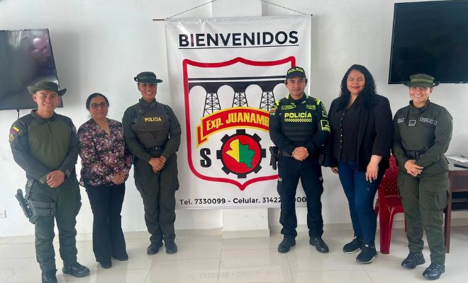 La Policía Nacional realiza capacitación con el gremio de taxistas, trabajo en comunidad. 