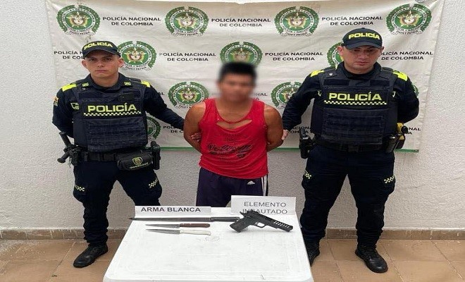 captura en flagrancia de ‘El Paisa’ y la incautación de una pistola de juguete y tres armas cortopunzantes