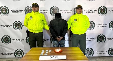  En un contundente operativo contra el tráfico de estupefacientes, la Seccional de Protección y Servicios Especiales, en articulación con unidades de Inteligencia Policial y demás especialidades de la Policía Nacional en Pasto, llevó a cabo tres registros y allanamientos en el corregimiento de Obonuco. Las acciones, coordinadas por la Fiscalía 14 Seccional EDA, resultaron en la captura en flagrancia de una persona implicada en actividades delictivas relacionadas con estupefaciente