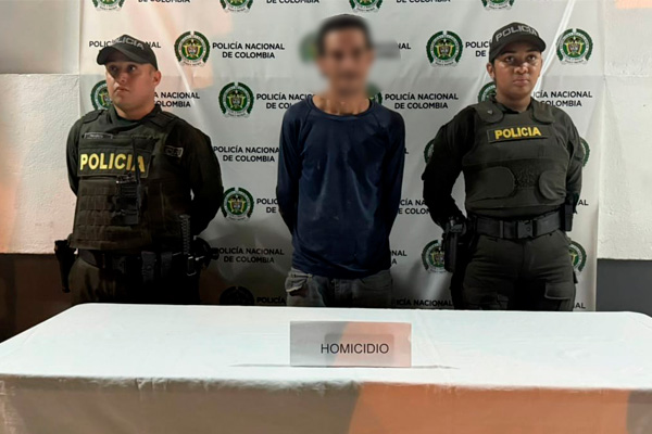 Los implicados, con antecedentes por diversos delitos, habrían atacado a la víctima con arma cortopunzante en un caso de intolerancia.