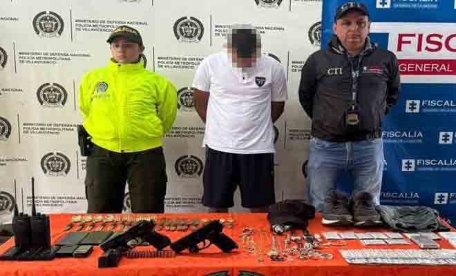 En diligencia de registro y allanamiento a su vivienda le hallaron dos armas de fuego, radios de comunicación y otros elementos.