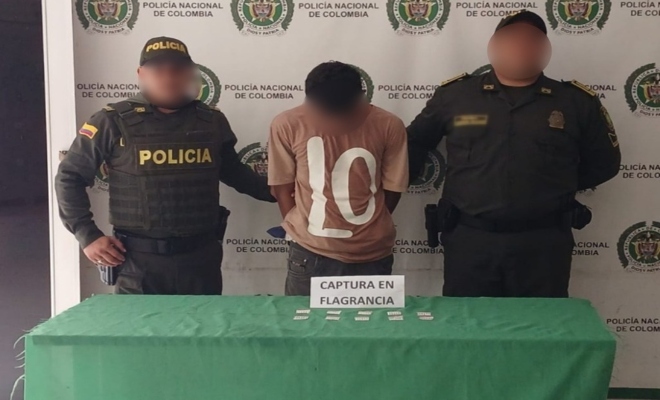 Una actitud sospechosa encendió las alertas y permitió a la Policía incautar varias dosis de cocaína en pleno sector de Cantaclaro.