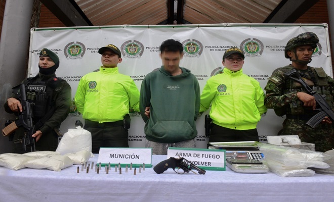 Capturado, arma de fuego y droga incautada