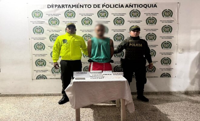 Dos policias y un capturado en el centro
