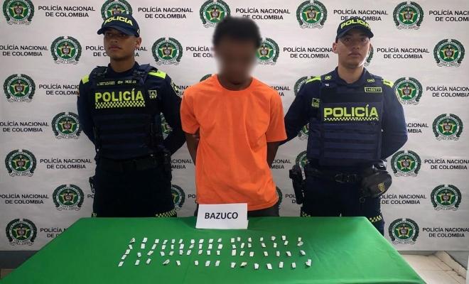 Dos polic&iacute;as, un capturado por el delito de trafico de estupefacientes y elementos incautados