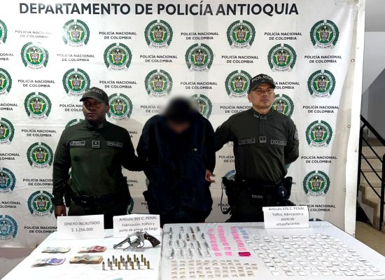 Dos policías y un capturado
