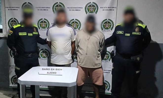 Dos Polic&iacute;as y dos personas capturadas