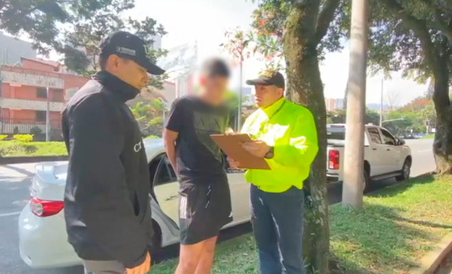 Funcionario de Policía lee los derechos a un capturado