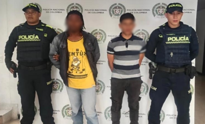 Dos policías, dos capturados