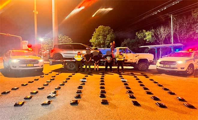 Dos policías, tres capturados y paquetes de color negro al parecer de estupefacientes