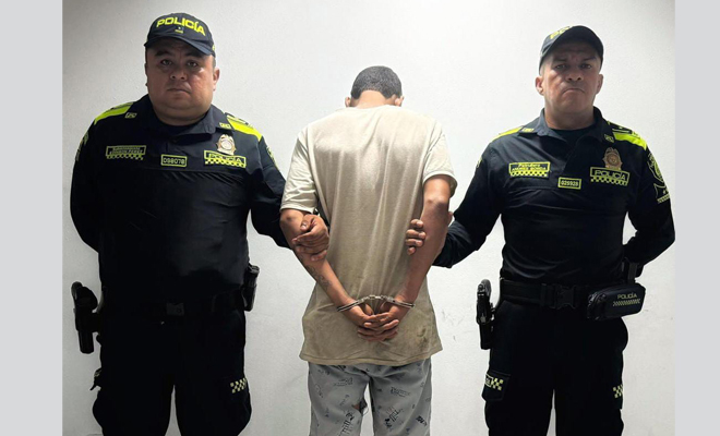 La Policía Nacional ejecutó su captura mediante orden judicial por concierto para delinquir, tráfico de estupefacientes, uso de menores de edad para la comisión de delitos y utilización ilícita de redes de comunicación.