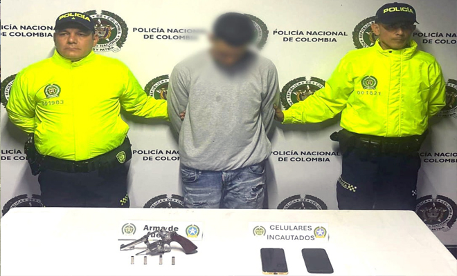 Este sujeto fue sorprendido con un revólver en la vereda Las Mercedes, justo cuando intimidaba a un ciudadano para despojarlo de su motocicleta.