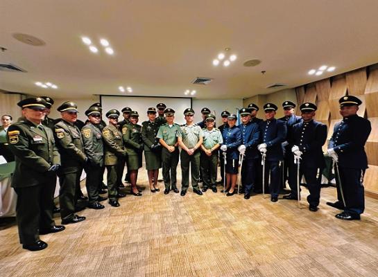 Hombres y mujeres policías que ascienden al grado inmediatamente superior