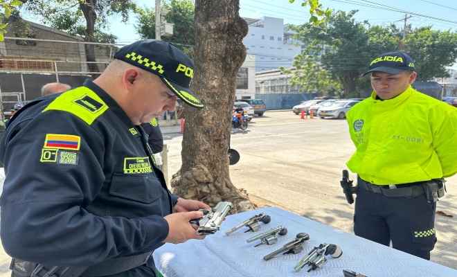 Dos polic&iacute;as con 10 armas de fuego incautadas