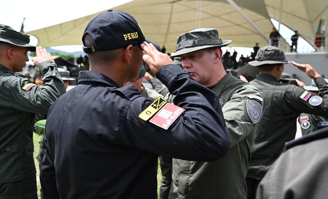 policía de Perú recibiendo reconocimiento