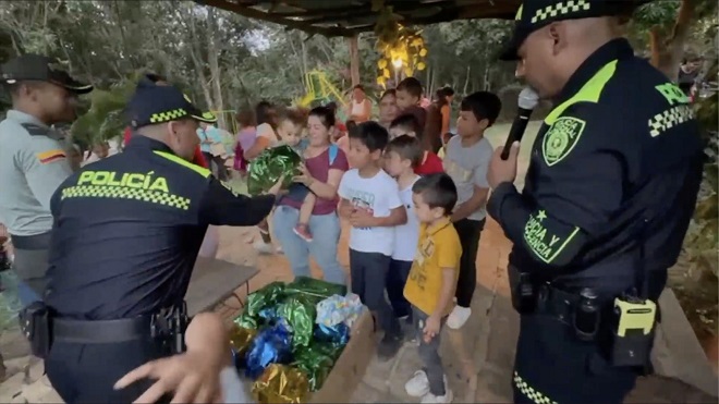 Juegos, diversión y regalos llevo la policía nacional a San Gil