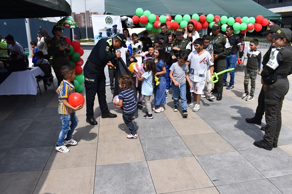 Un policía entregando regalos a los niños y niñas. 