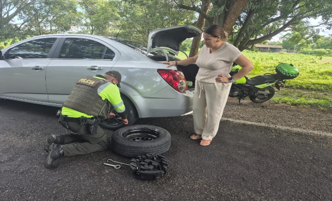 Héroe en la carretera Patrullero asiste a conductora en apuros y le salva su cita médica