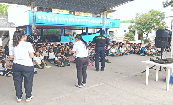 "Abre tus ojos": Policía lleva mensaje de alerta a estudiantes de Montería.