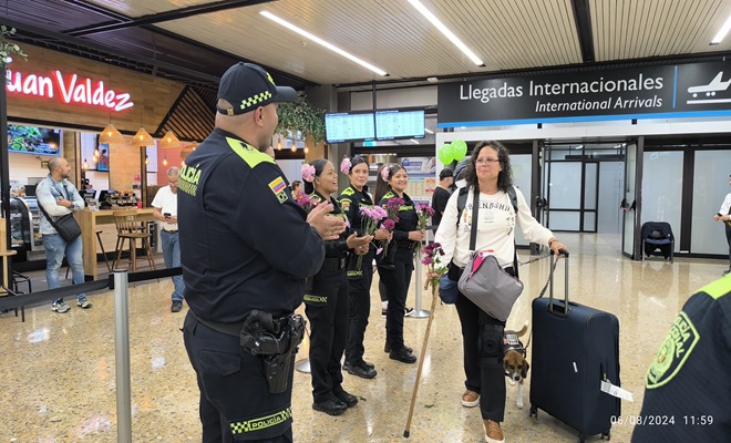 Con trovas flores y papayera recibimos los turistas