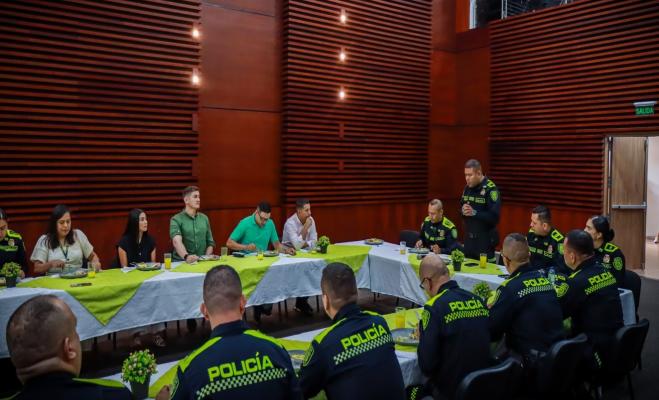 Desayuno del personal de la metropolitana de Ibagué con el comandante de la unidad