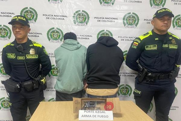 Dos hombres capturados por el delito de porte ilegal de armas de fuego, pretendían huir de las autoridades 