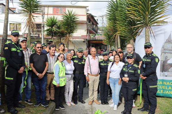 Esfuerzo interinstitucional que embellece espacios ciudadanos y fortalece los lazos comunitarios. ESAGU