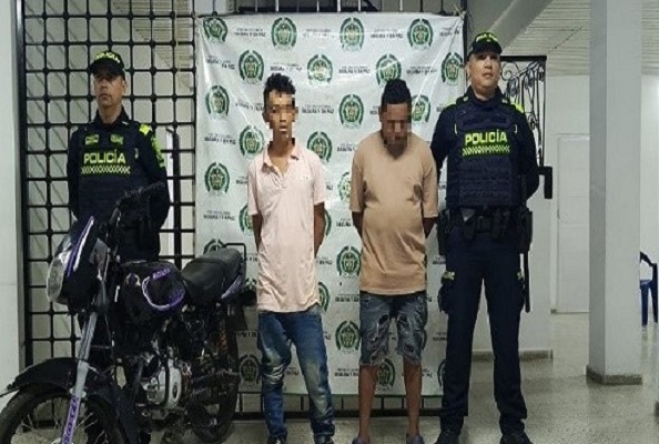 Dos personas capturadas por hurto y motocicleta recuperada