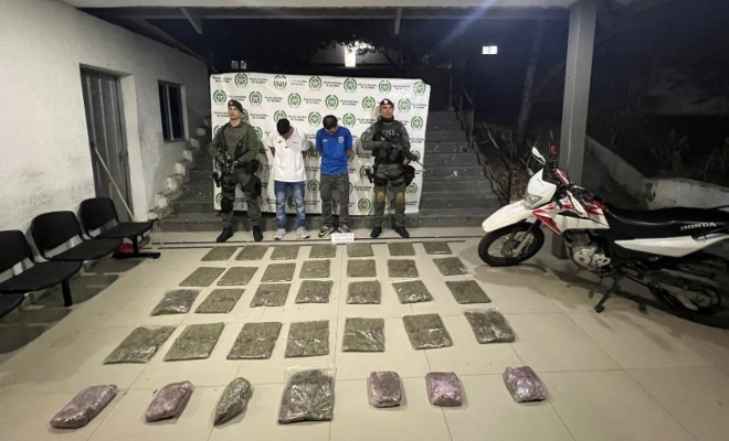 Dos personas en moto fueron sorprendidas transportando 17 kilos de marihuana