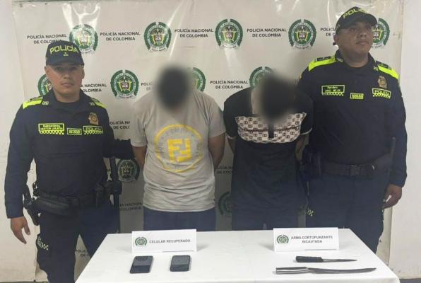 Polic&iacute;as presentan a dos capturados y los elementos incautados