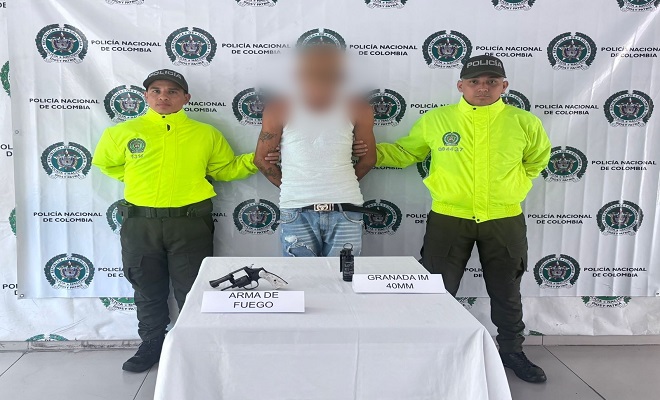 Dos efectivos de la SIJIN con ciudadano extranjero capturado por porte ilegal