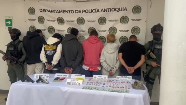 Dos policías custodian a seis capturados 