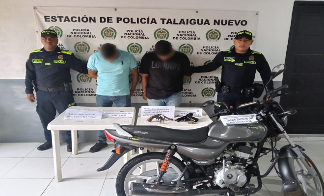 Policías capturan en flagrancia a dos sujetos que abordo de una moto portaban dos armas de fuego