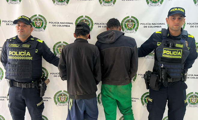La Policía Nacional los sorprendió cuando salían de una vivienda con los elementos hurtados.