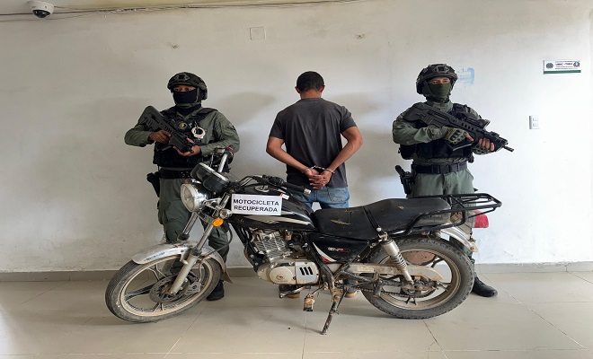 El Grupo de Operaciones Especiales, en el marco de sus actividades de control territorial y prevención del delito realizó la captura de un joven de 21 años de edad y la recuperación de una motocicleta 