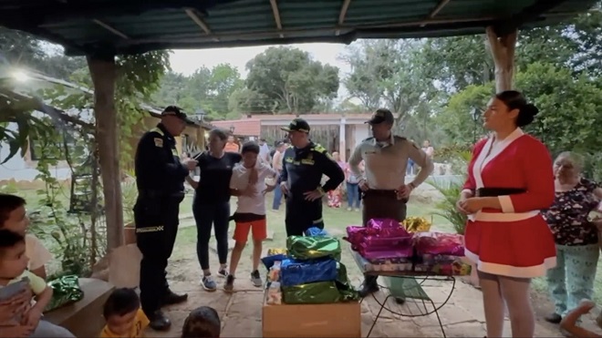 En San Gil Policía Nacional entrega de regalos en navidad Familias Felices