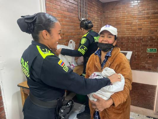 Entrega de mercados a madres cabeza de hogar de la localidad de Santa Fe.