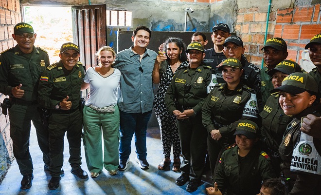 a Policía Nacional a través de la Policía Comunitaria hace entrega de una vivienda a una ciudadana.