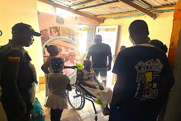 Entregando la silla al señor Narciso