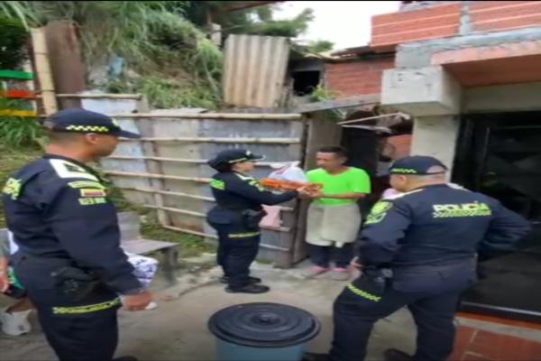 Grupo de uniformados y comerciantes se unen para ayudar a una familia de escasos recursos en Manzanares