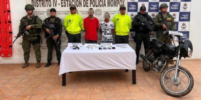 Fotografia del capturado y los elementos incautados