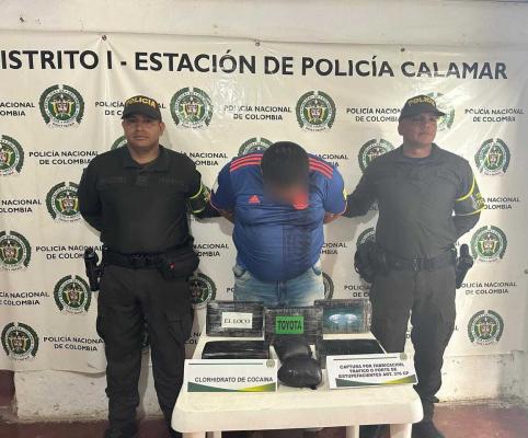 Fotografía donde se muestra el capturado y los elementos incautados