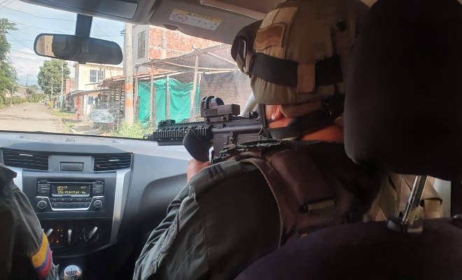 Fueron ráfagas de fusil que duraron cinco minutos, pero parecieron una eternidad. El vehículo policial fue nuestro único refugio