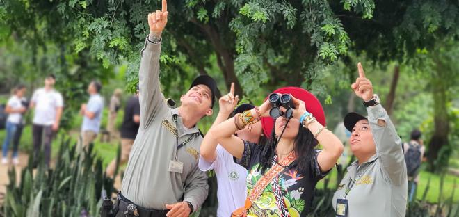 policia con turistas haciendo avistamiento de aves