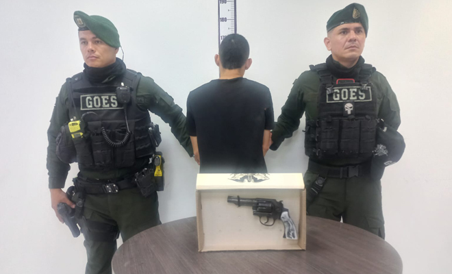 Tenía en su poder un revólver y trató de evadir a las autoridades, huyendo hacia las torres de apartamentos de este sector.