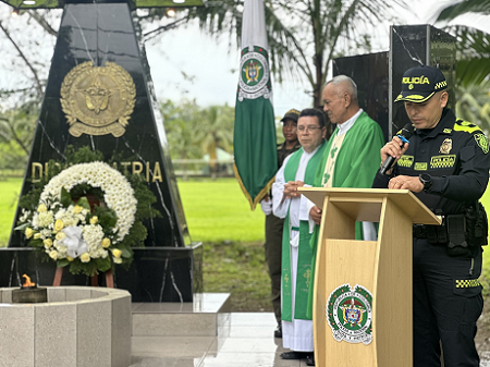 Una eucaristía y ofrenda floral como homenaje a su legado
