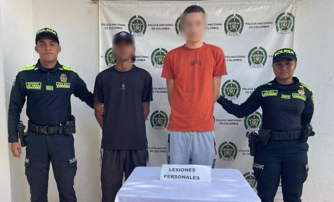 Estas dos personas fueron sorprendidas tras agredir a un ciudadano.