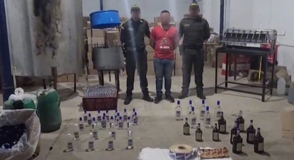 En el procedimiento se logró la incautación de más de 20.000 mil botellas de licor adulterado.