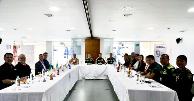 Imagen con las personas asistentes de la Comunidad Internacional de Agregados y Oficiales de Enlace Acreditados en Colombia, sentadas en una mesa en forma de U