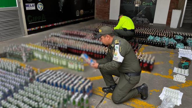 Incautación de 2.651 botellas de licor y 2.616 unidades de insumos secos para la elaboración de licor adulterado, como tapas, estampillas, cajas y etiquetas, con un valor comercial de $350.000.000 de pesos.